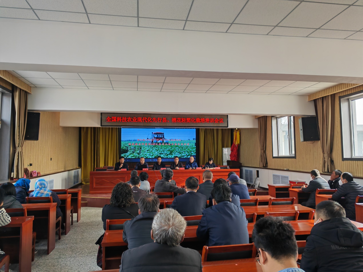 区农业农村局指导棉花生产.jpg 区农业农村局指导棉花生产.jpg