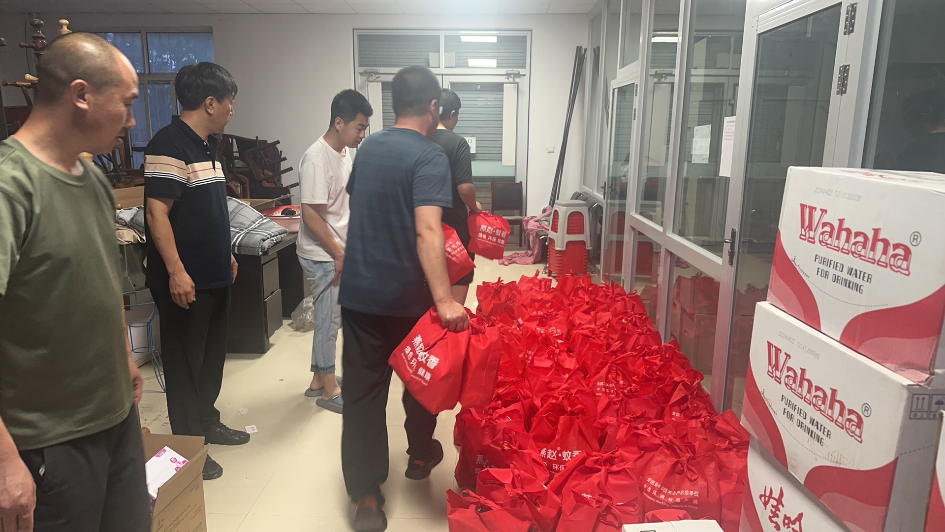 “三夏”第一批“暖心包”准备到位.jpg “三夏”第一批“暖心包”准备到位.jpg