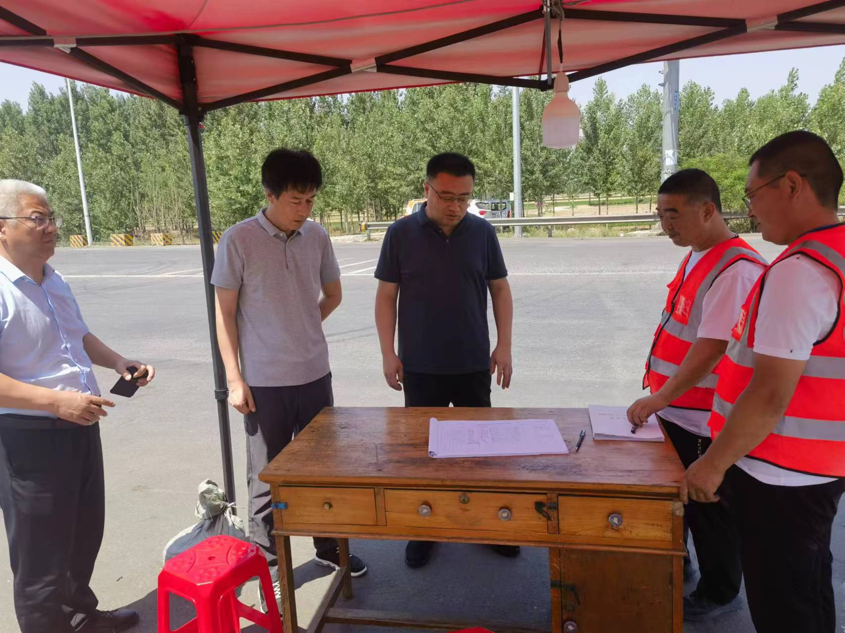 候县长到青坨营高速口指导工作.jpg 候县长到青坨营高速口指导工作.jpg