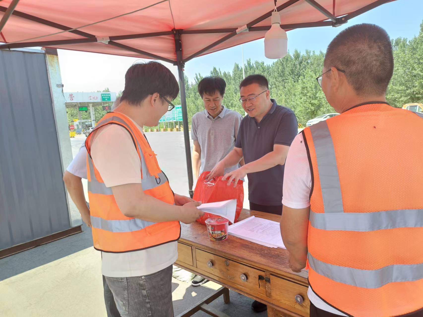 候县长到青坨营高速口指导工作 (2).jpg 候县长到青坨营高速口指导工作 (2).jpg