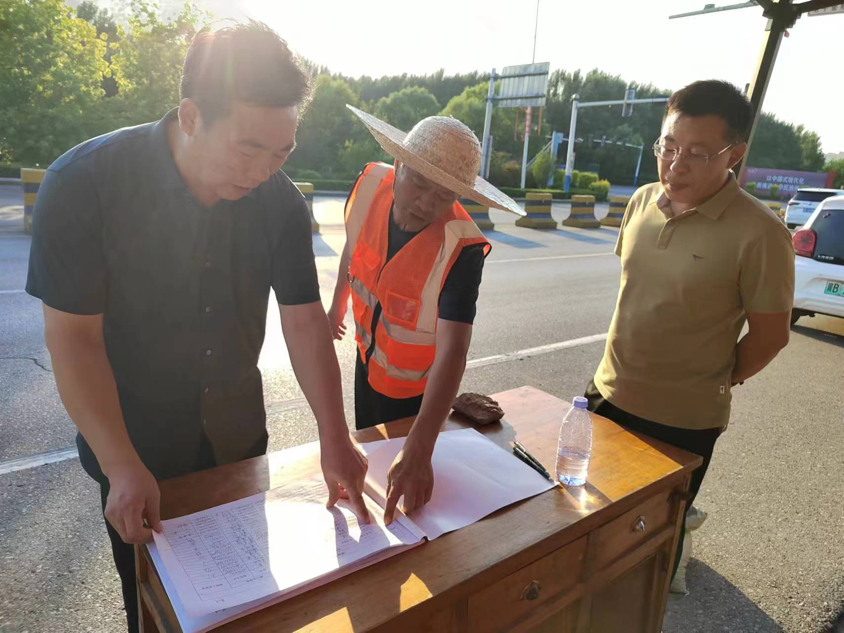 常局长、李局长到滦南高速口农机服务站指导工作! (2).jpg